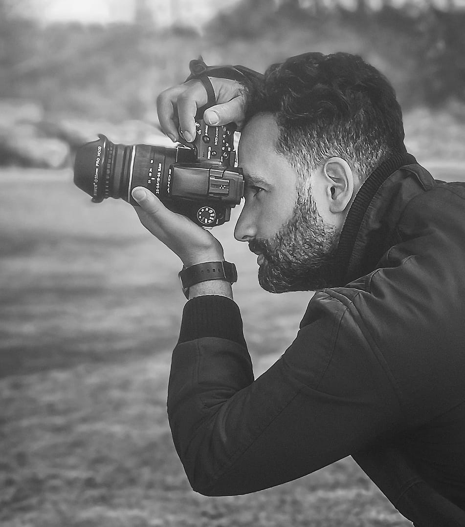 fotógrafo profesional en la zona norte de Buenos Aires, sacando fotos en rodaje en exterior.Servicio de fotografía, producciones de fotos y cursos de fotografía online.